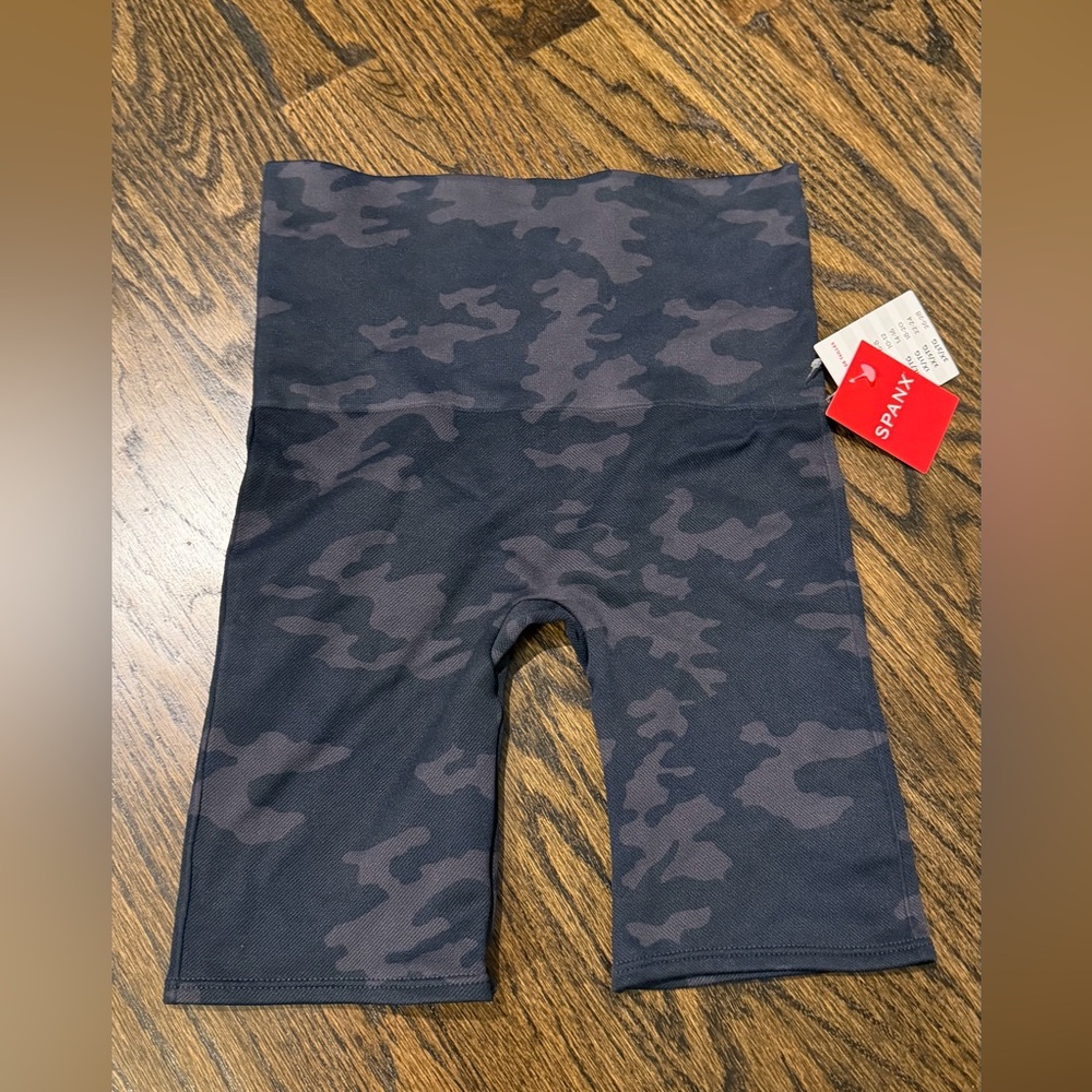 SPANX Women's XS CAMO BLACK BIKE SHORT NWT